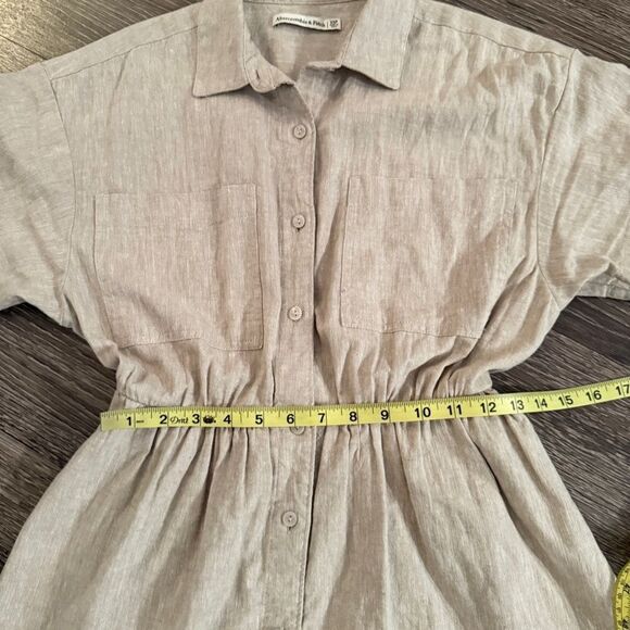 Elegant Beige Button-Down Dress - Picture 9 of 11